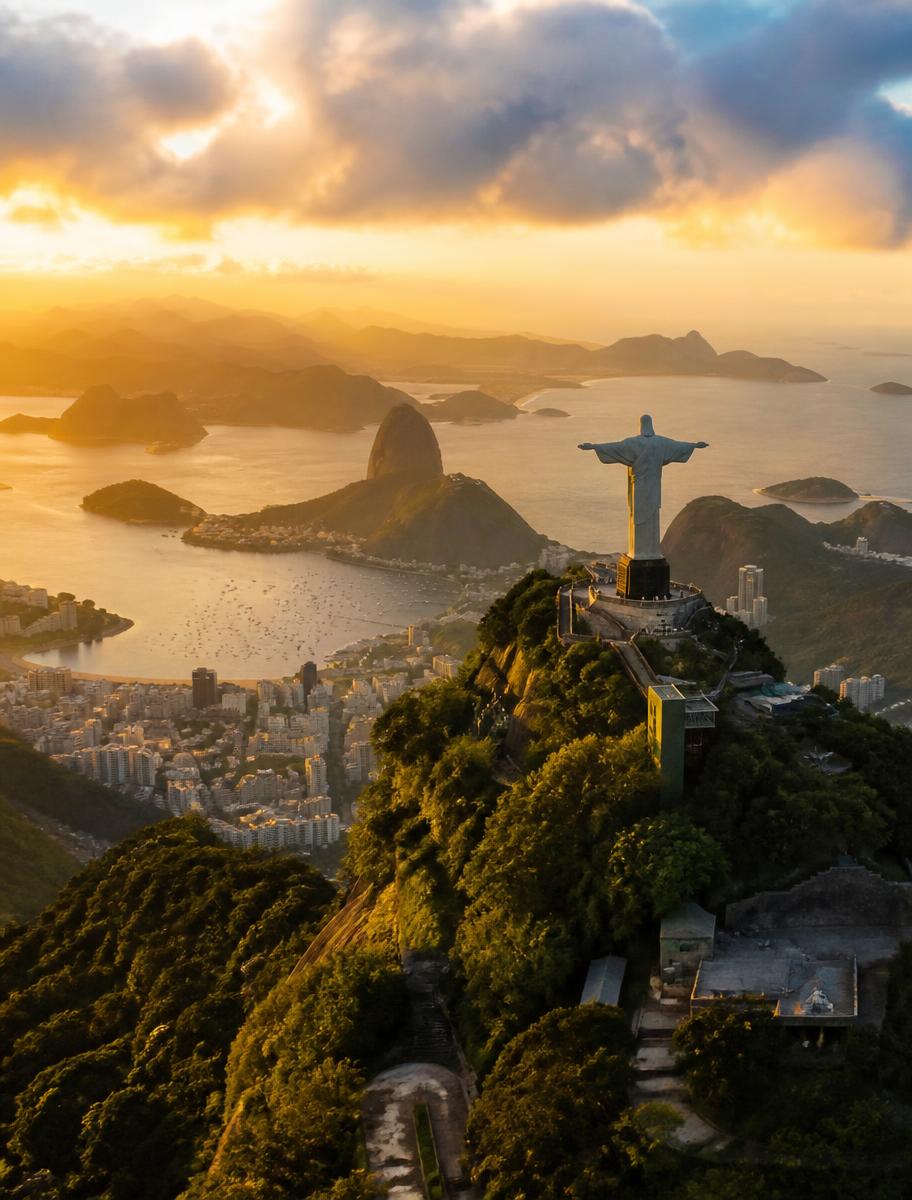 Vista aérea do Rio de Janeiro com Cristo Redentor e Pão de Açúcar ao entardecer